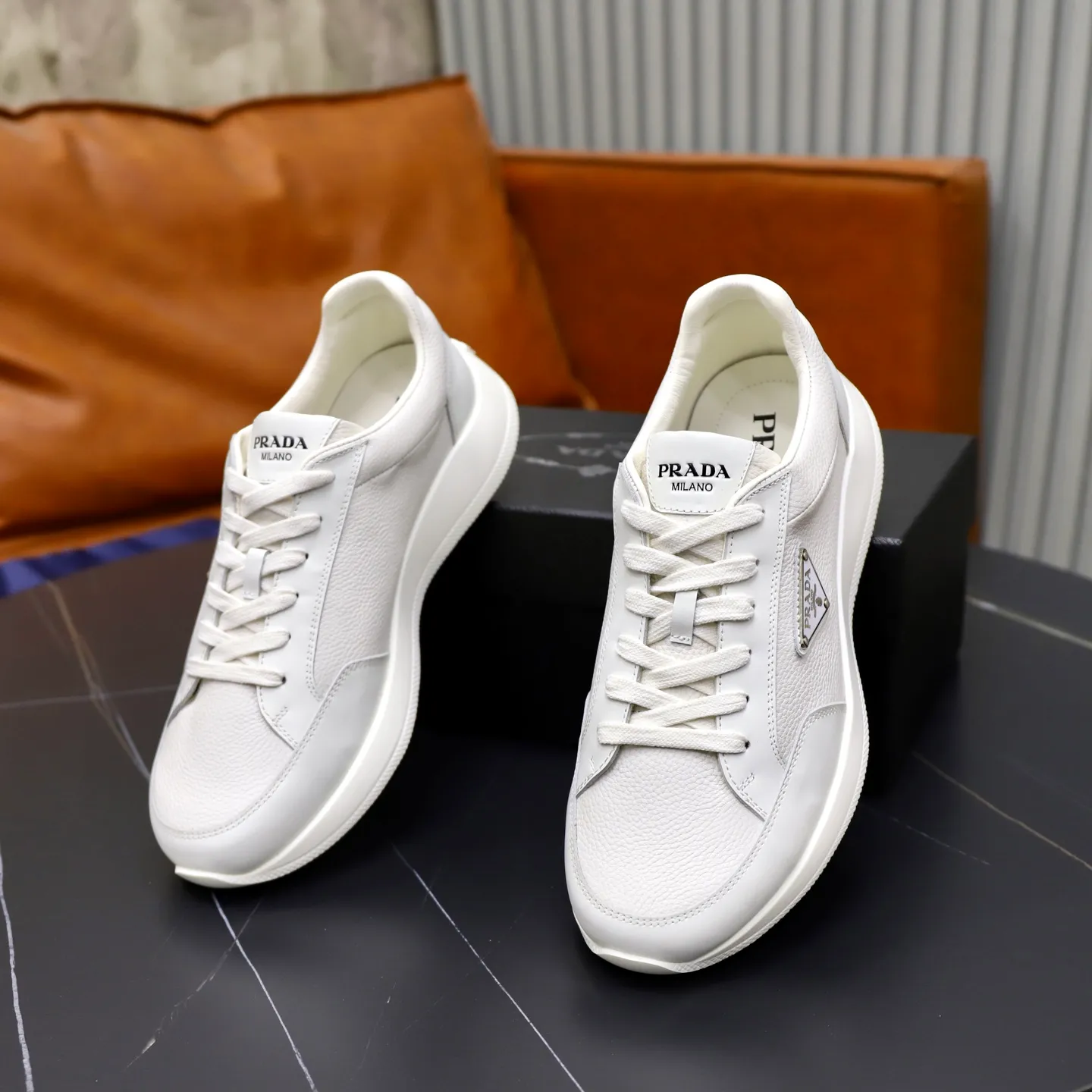 Factory price: 740💰Top original order Brand: PRADA (Prada) Standard code: Men's size 38/44 (45 can be customized) Grade: Same as the official website Material: Original cowhide stitching imported cowhide lining Original combination two-color wear-resistant soft outsole Style category: Leisure and sports version Young fashion European and American trend British style Color: Real picture color
